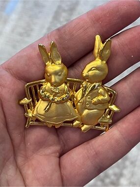 Vintage JJ Bunny Rabbit Couple Gold Tone Brooch